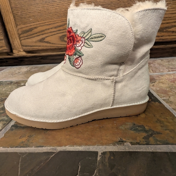 Rock And Candy Embroidered Floral White Boots - Picture 6 of 6